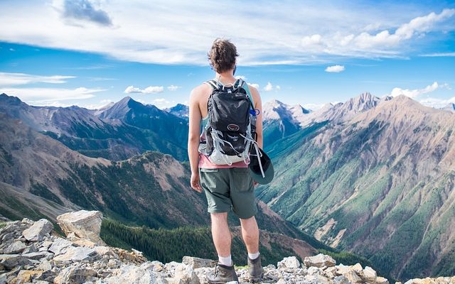 6 perlengkapan naik gunung yang wajib ada dalam list para pendaki